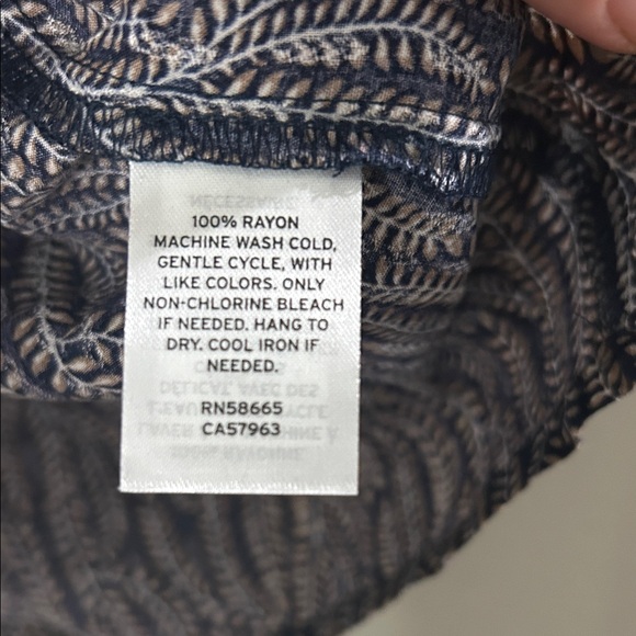 Elegant Black and White Patterned Women's Top size medium NWT - Picture 3 of 4